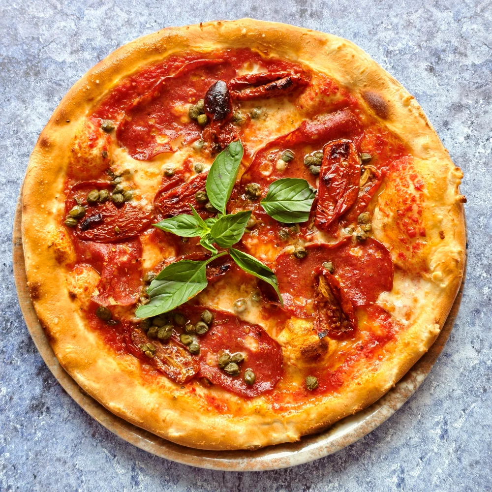 Frisch gebackene Pizza mit Salami